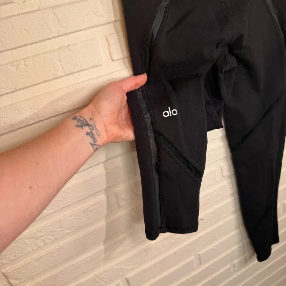 Alo Black Stretch Compression Mesh Cropped Leggings, Women’s Size Extra Small